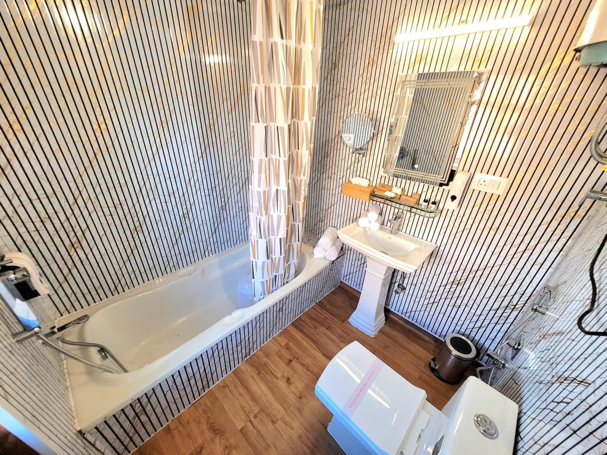 Aziz Palace Group Of Houseboats Srīnagar Extérieur photo